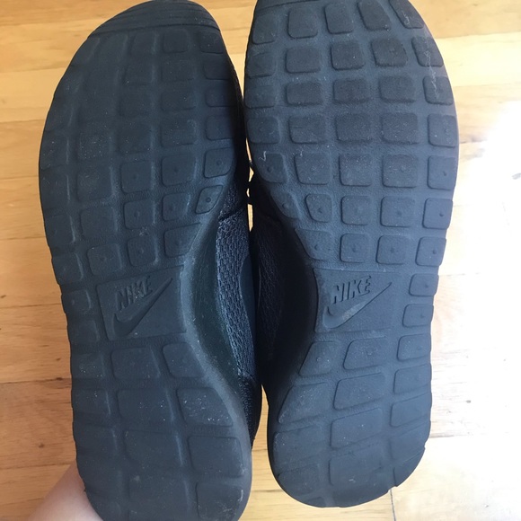 Nike roshe running sneakers- all black women’s - Picture 6 of 6
